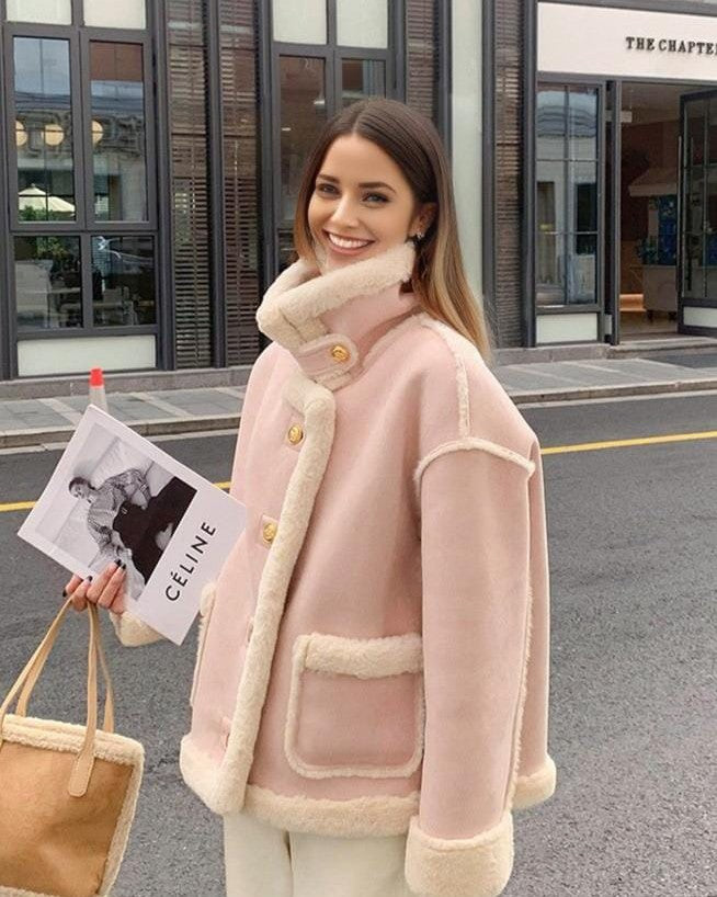 veste fourré léa pour femme en daim rose portée par une mannequin souriante dans la rue avec un sac à main