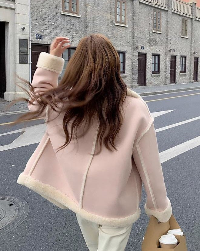 femme portant une veste en daim fourrée rose en marchant dans la rue