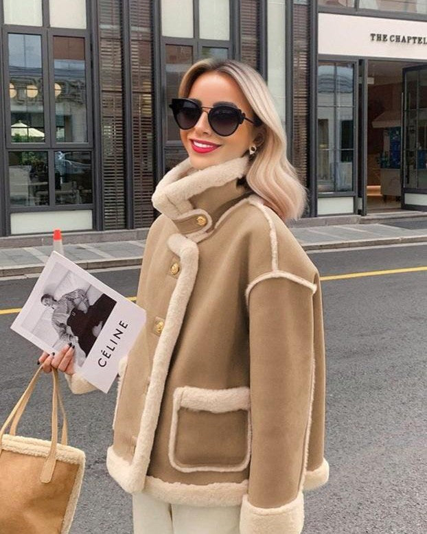 veste fourrée pour femme léa en daim beige portée par mannequin en tenue élégante avec accessoires en ville