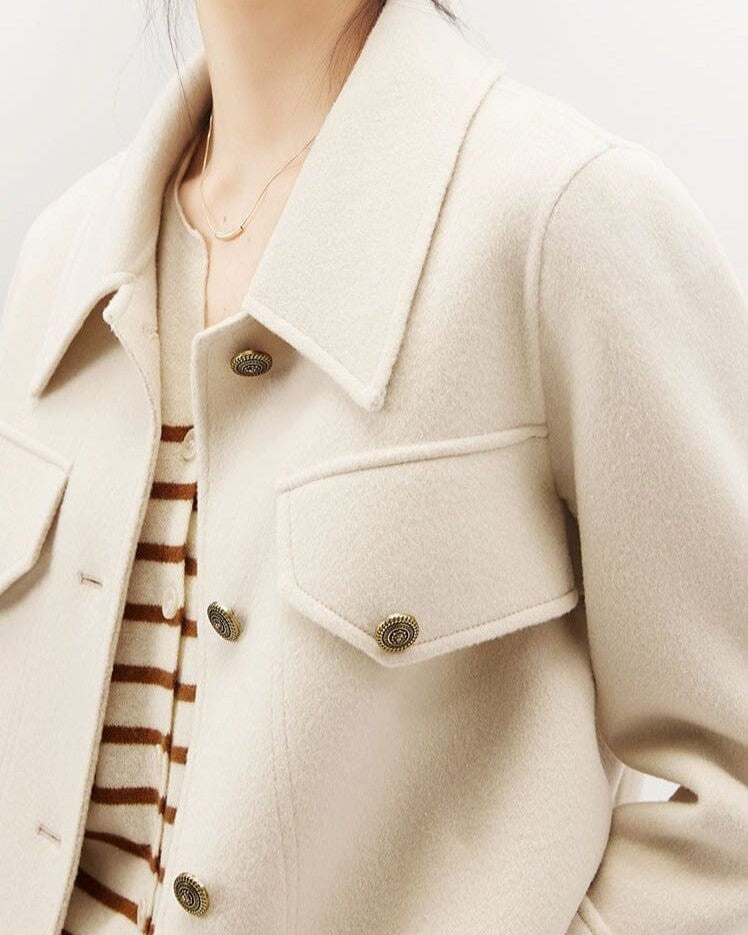 veste laine bouillie femme sasha en laine beige avec boutons décoratifs portée avec un pull rayé温féminin