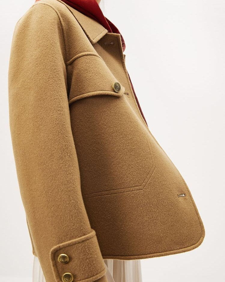 veste en laine bouillie pour femme avec boutons Sasha, beige, vue de côté, avec capuche rouge en dessous