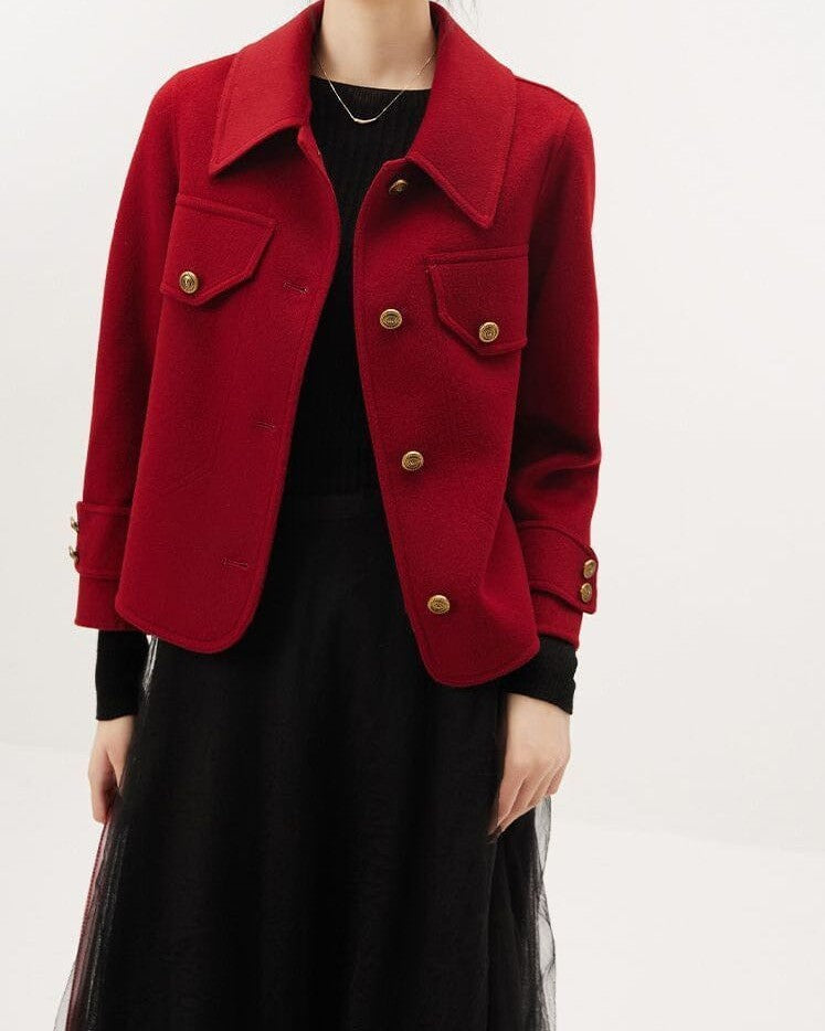 veste laine bouillie rouge pour femme modèle sasha portée avec jupe noire