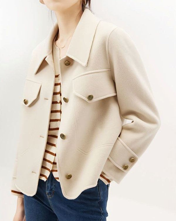 veste laine bouillie pour femme sasha portée avec un jean et un haut rayé beige et marron