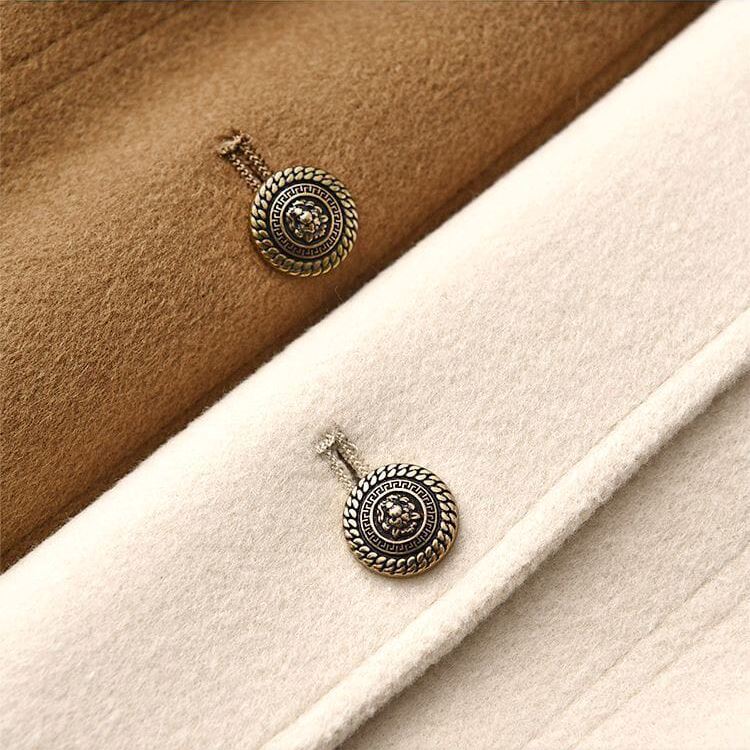 Détail des boutons et texture en laine bouillie de la veste femme Sasha, élégante et confortable, disponible en plusieurs couleurs.