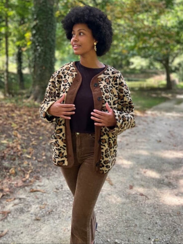 Veste en polaire léopard Edna pour une allure tendance, parfaite pour les promenades automnales en pleine nature.