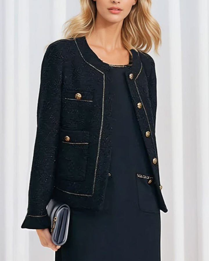 Veste élégante et intemporelle gabriella, idéale pour des occasions spéciales avec sa coupe classique et boutons dorés.