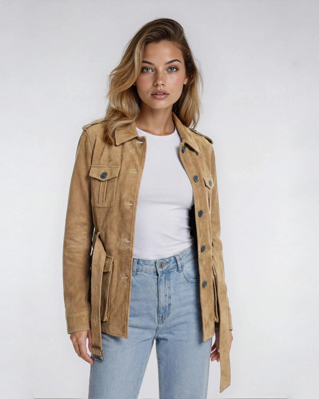 Veste saharienne en daim Carole élégante portée par une femme, idéale pour un look chic et décontracté en toute saison.