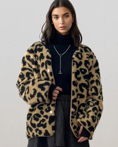 Veste en sherpa à motif léopard pour femme, style Teresa élégant, portée avec un pull noir et jupe foncée.