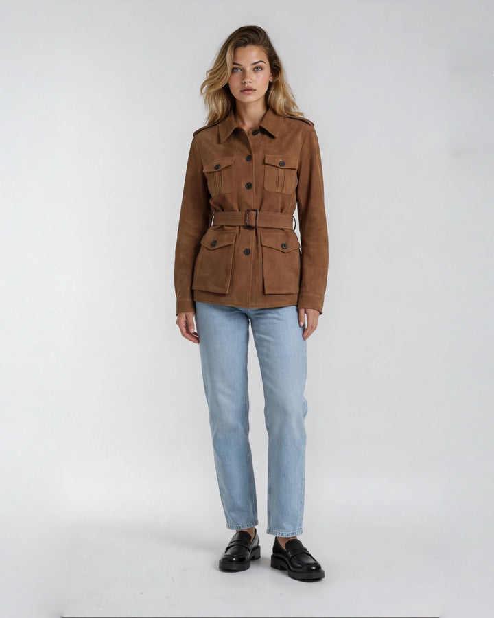 Veste saharienne en daim chic pour femme, modèle Carole, parfaite pour un style élégant et moderne au quotidien.