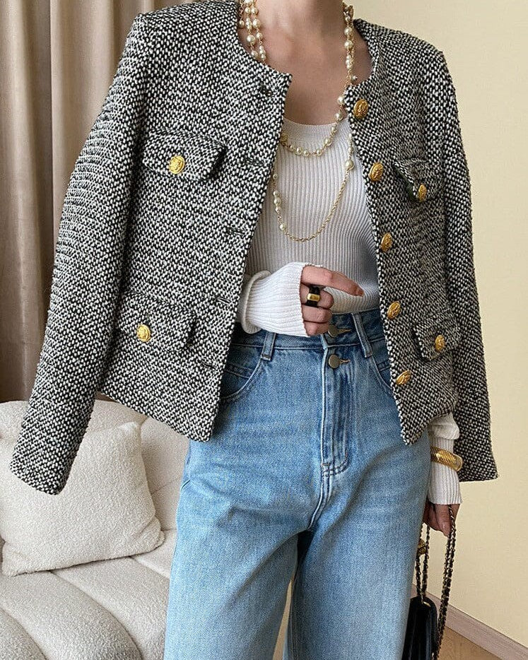 veste en tweed pour femme avec boutons dorés, portée avec un jean décontracté et un haut blanc, look mode élégant