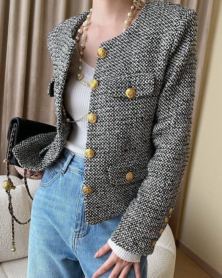 veste en tweed femme chic avec boutons dorés portée avec un jean décontracté et un sac à main noir pour look élégant