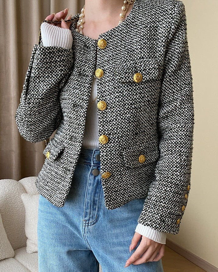 veste en tweed femme hilem avec boutons dorés, manches longues, posée sur mannequin portant un col roulé blanc et un jean