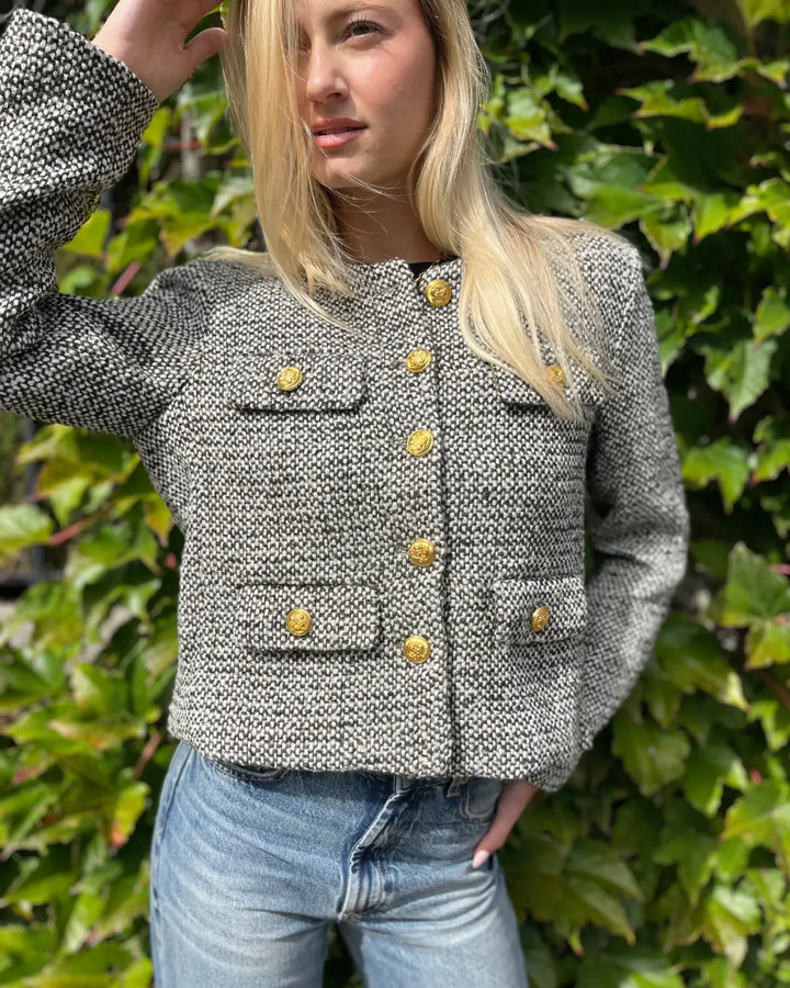Veste en tweed élégante pour femme avec boutons dorés, idéale pour un style chic et tendance en toutes saisons.