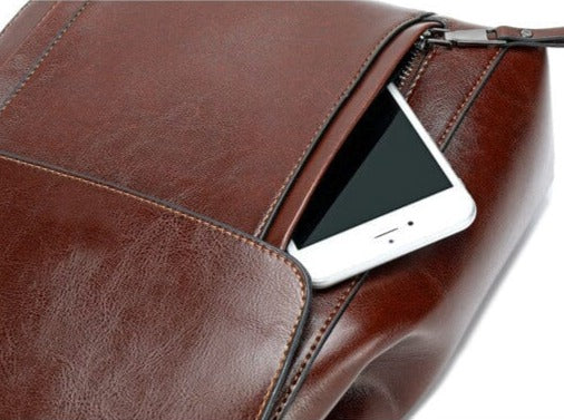 sac à dos en cuir pour femme avec téléphone portable dans la poche avant, élégant et fonctionnel pour usage quotidien