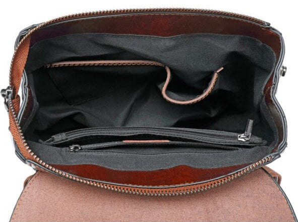 intérieur du sac à dos en cuir pour femme avec plusieurs compartiments et poches pour une organisation optimale