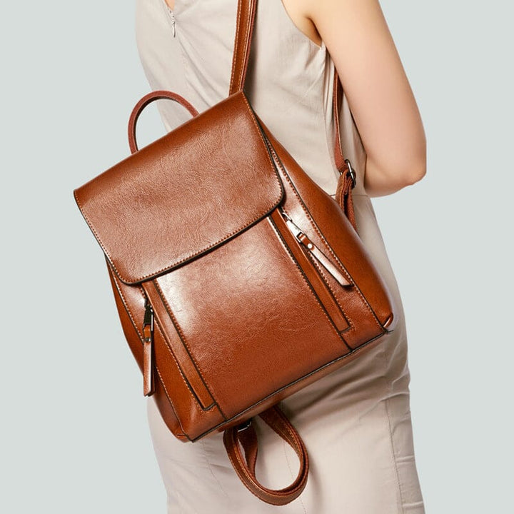 sac à dos en cuir pour femme de couleur marron porté sur l'épaule, idéal pour un usage quotidien et élégant
