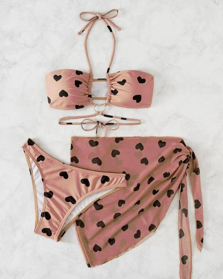 maillot de bain deux pièces miya en rose avec motifs de cœurs noirs, bandeau et paréo inclus pour un look élégant