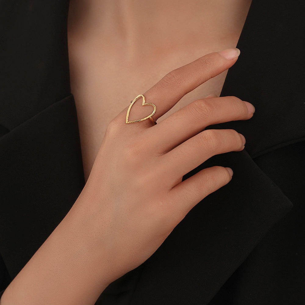 détaillant montre élégante main portant une bague dorée en forme de cœur parfaite pour des occasions spéciales