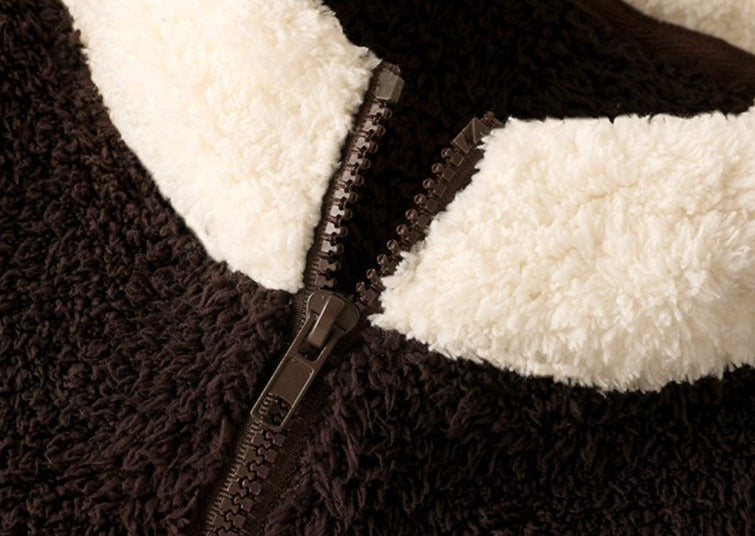 zoom sur la fermeture éclair d'une combinaison pyjama panda polaire noire et blanche, édition limitée