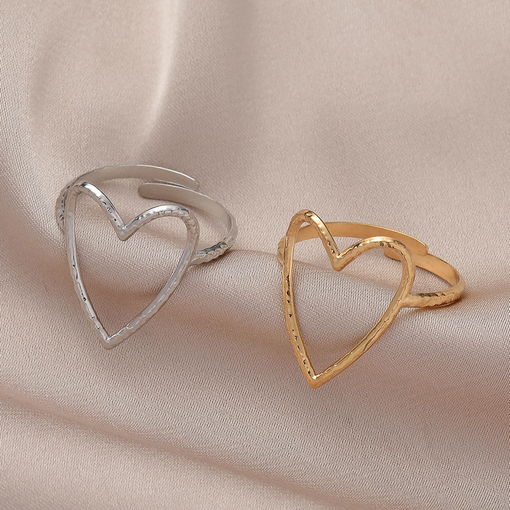 bague coeur en argent et or avec design de contour sur fond de satin beige, parfaite pour offrir ou se faire plaisir