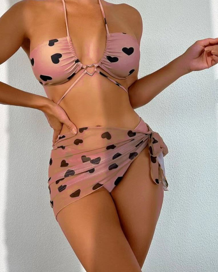 maillot de bain deux pièces miya avec motif cœur noir sur fond rose, noué dans le dos et couverture assortie