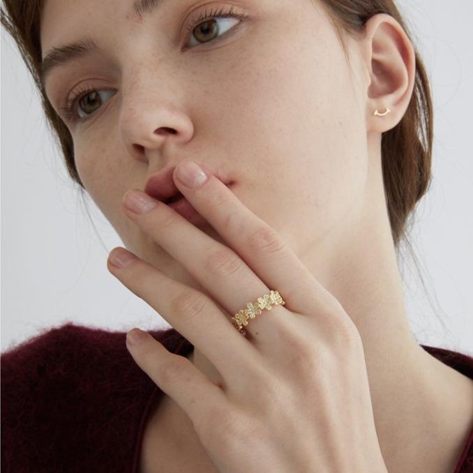 bague fleurs en or élégante portée par une femme, bijou délicat et raffiné idéal pour accessoiriser avec style