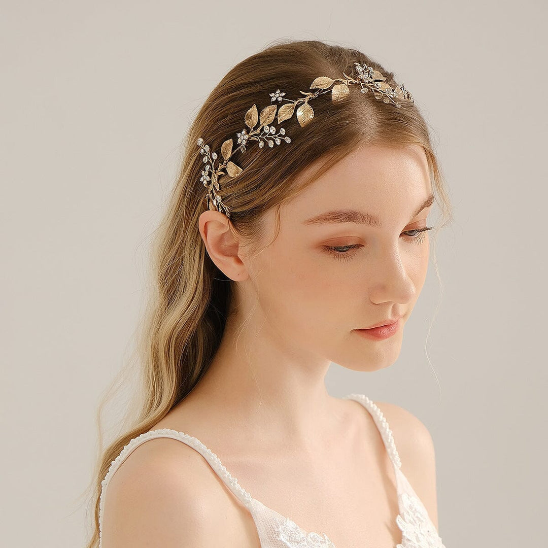 accessoire cheveux mariage juliette pour mariée avec ornements dorés et cristaux porté par une jeune femme en robe blanche