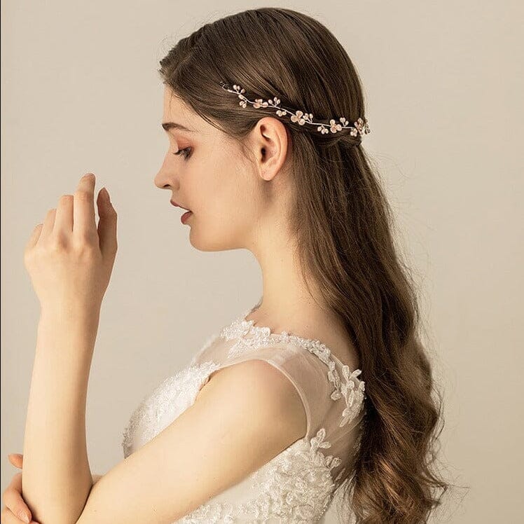 Bijou cheveux mariage fait main, modèle Eléanore porté par une mariée avec une robe élégante et cheveux ondulés.