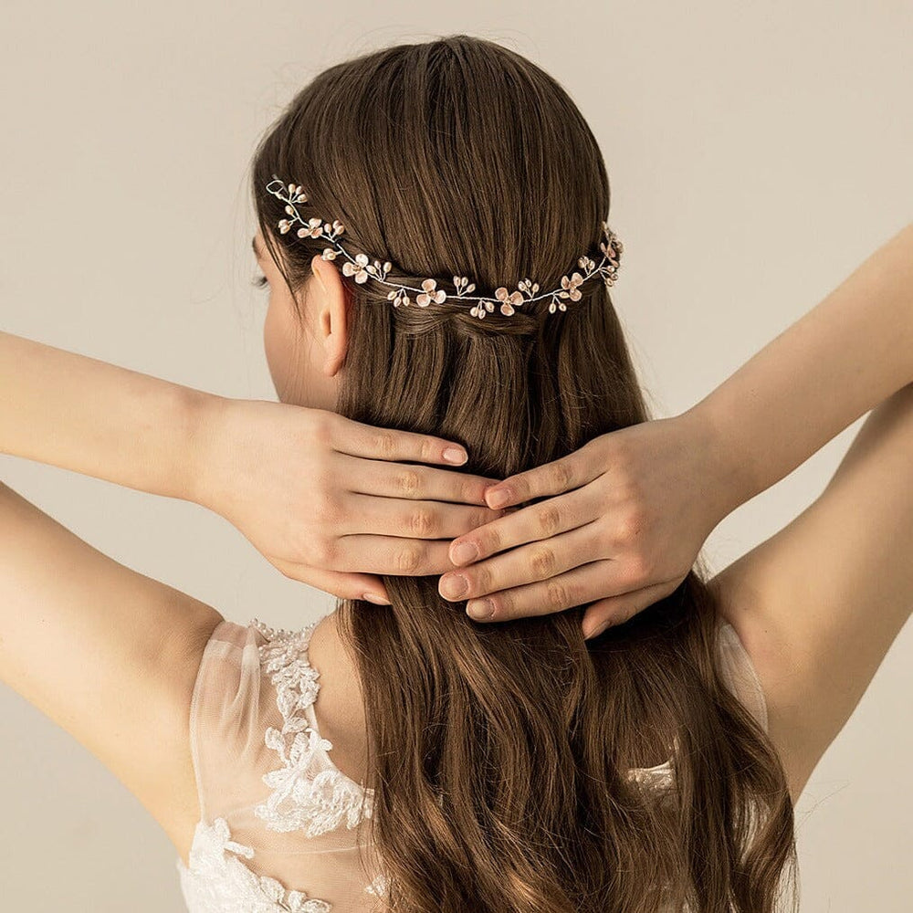bijou de cheveux de mariage fait main eléanore porté par une mariée de dos montrant le détail des fleurs délicates