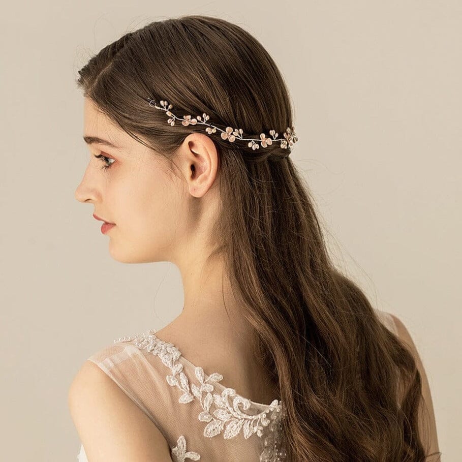 bijou cheveux mariage fait main Eléanore porté par une mariée avec une robe blanche élégante et détails floraux