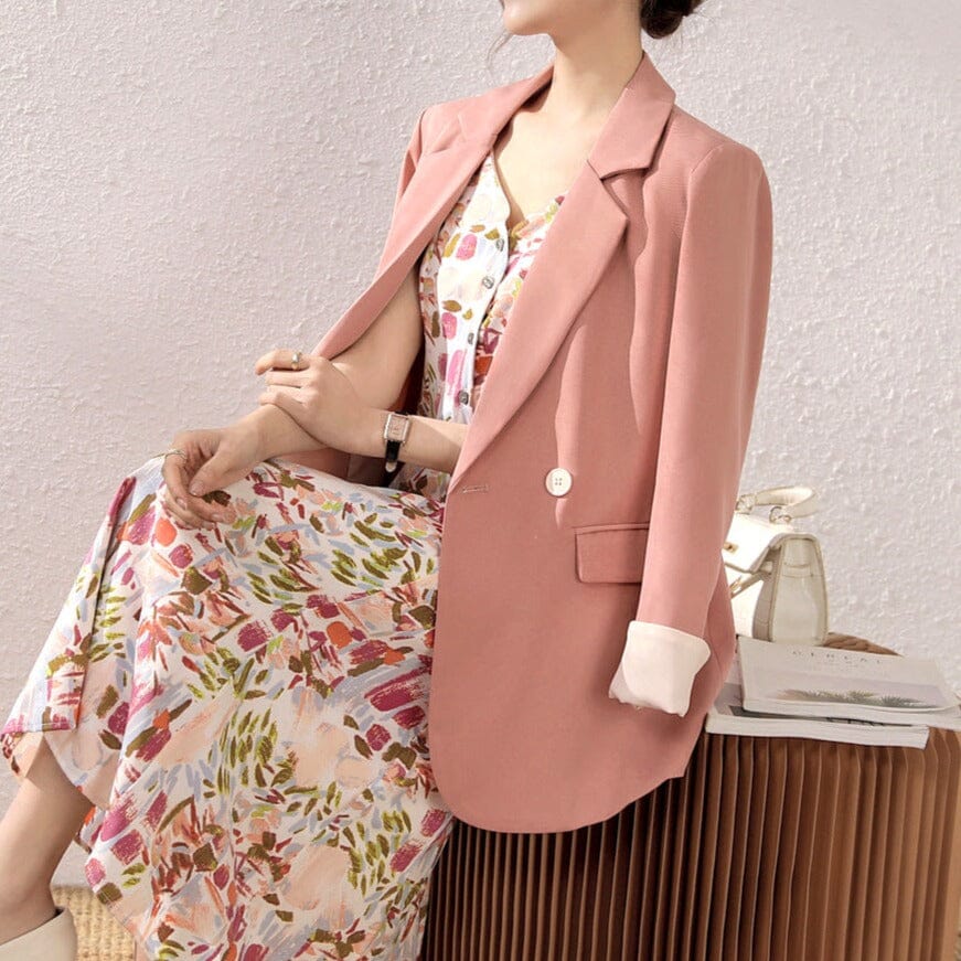 blazer rose boyfriend femme léonie, élégant et moderne, assorti à une robe à motifs floraux, pour une tenue chic et printanière