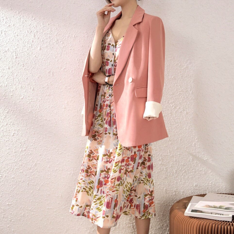 brun blazer rose leonie coupe boyfriend sur une robe fleurie élégante fond mur blanc minimaliste chic poignet retroussé