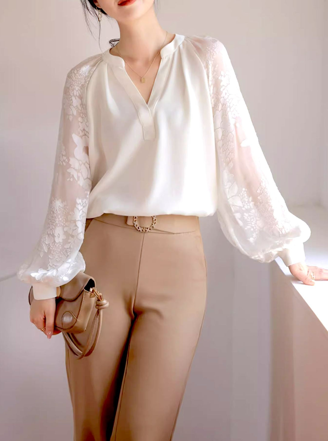 blouse fluide en dentelle blanche pour femme élégante avec manches longues transparentes et col en v boutonné