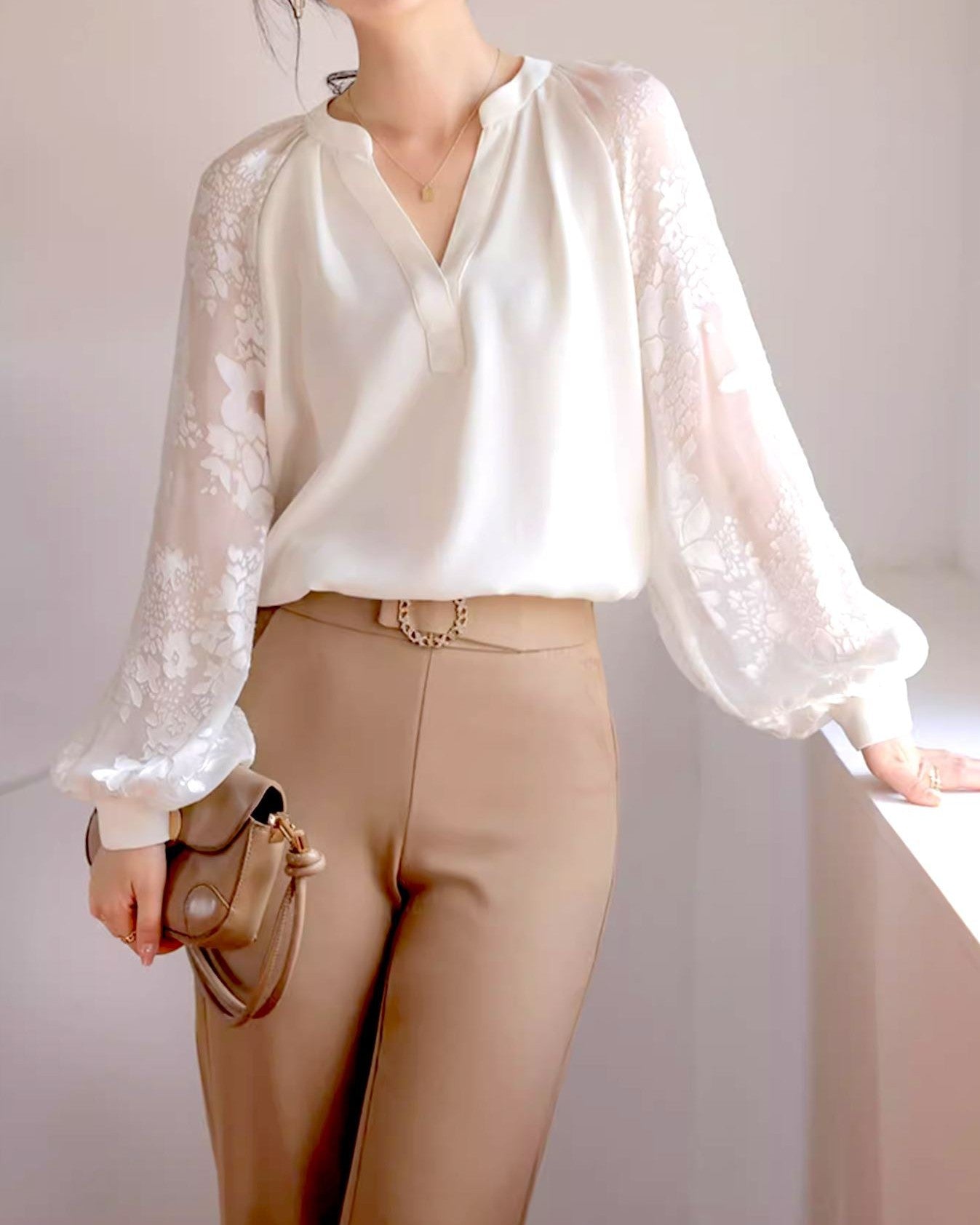 blouse fluide en dentelle blanche pour femme élégante avec manches longues transparentes et col en v boutonné