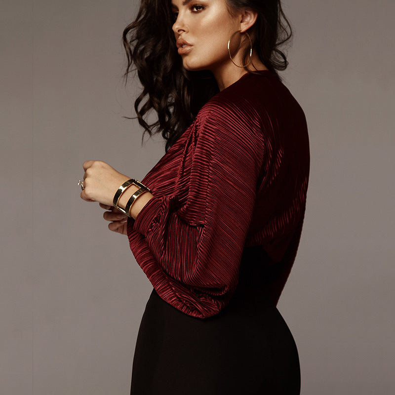 body chemise emy pour femme avec manches longues en satin rouge et pantalon noir, vue de profil