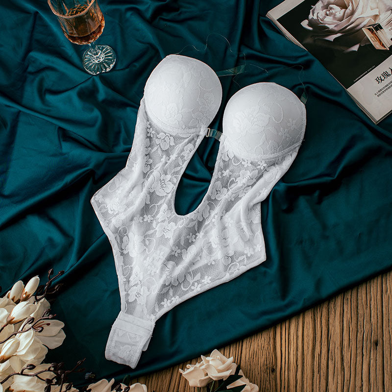 body dos nu en dentelle blanche cathy, lingerie féminine élégante sur fond de tissu vert avec un magazine et des fleurs