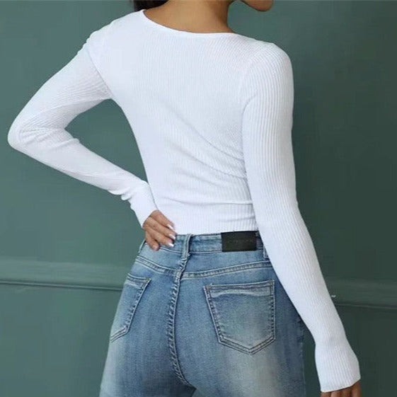 body pull izaya femme en maille côtelée blanche, manches longues, vue de dos, avec jean taille haute denim bleu