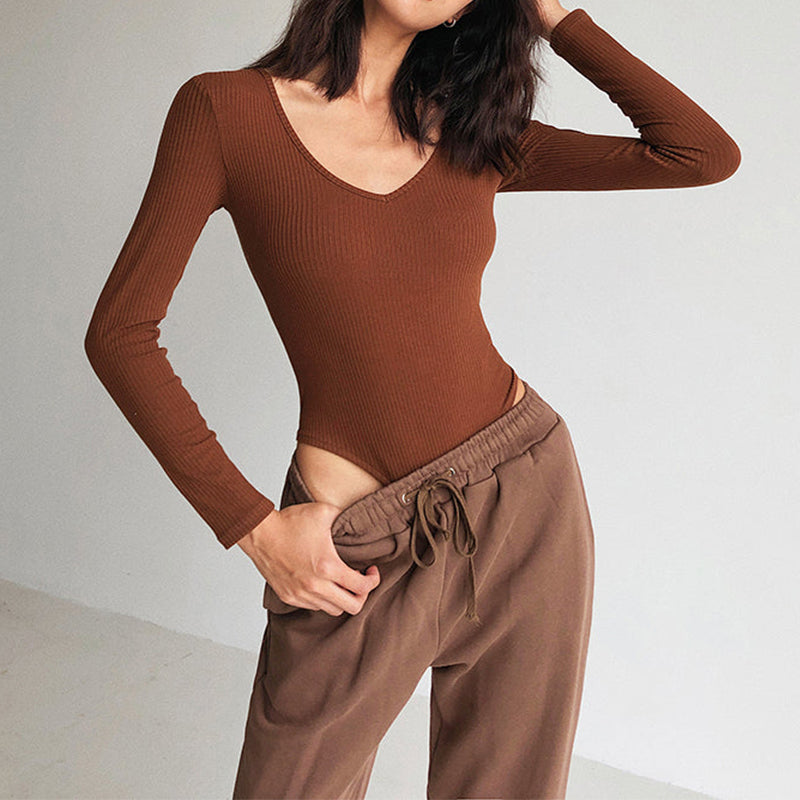 body manche longue femme marron en coton doux avec col en v porté avec un pantalon décontracté de couleur marron