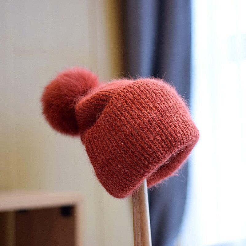 bonnet pompon lara femme couleur rouge cosy pour l'hiver en laine tricoté à pompon doux et confortable pour rester au chaud