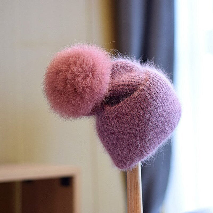 bonnet pompon rose pour femme, accessoire hivernal tendance en laine, parfait pour affronter le froid avec style