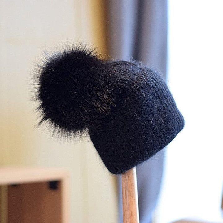 bonnet pompon lara en laine pour femme avec un gros pompon noir parfait pour l'hiver et les journées froides