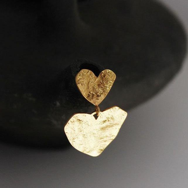 boucles d'oreilles en forme de cœur en or avec une finition texturée, idéales pour une touche romantique et élégante
