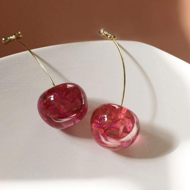 boucles d'oreilles en résine translucide avec fleurs séchées roses, style sakura, sur tiges métalliques dorées