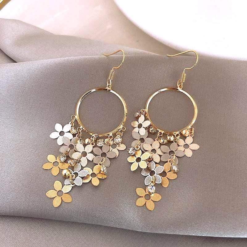 boucles d'oreilles pendantes en or avec fleurs délicates et cristaux étincelants, parfaites pour une touche élégante