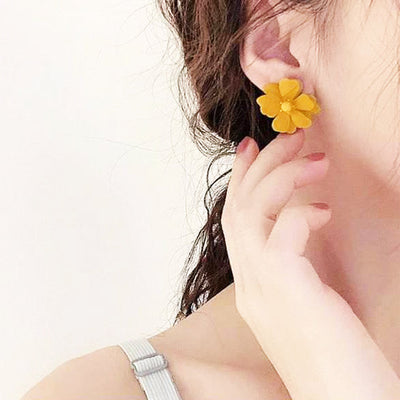 Femme portant Boucles d'oreilles lobe originales - Fleur Jaune - Les Petits Imprimés