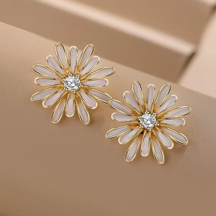 boucles d'oreilles marguerite en diamant avec design floral en or, parfaites pour un look élégant et raffiné