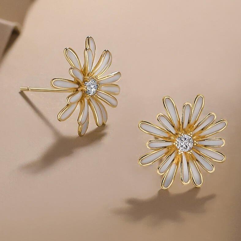 Boucles d'oreilles marguerite en or avec centres en diamant, parfaites pour ajouter une touche élégante et raffinée.