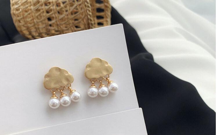 boucles d'oreilles nuage dorées avec perles imitant la pluie, parfaites pour une touche élégante et intemporelle