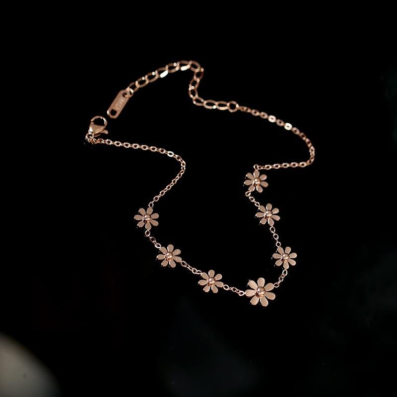 bracelet de cheville en or avec des motifs de fleurs, élégant et délicat, parfait pour une tenue estivale chic