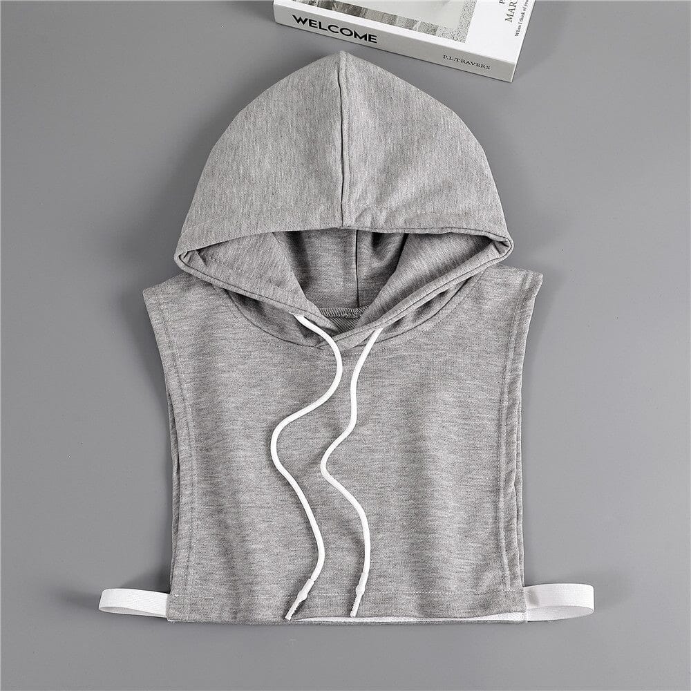 Capuche amovible en tissu gris avec cordons blancs, conçue pour ajouter style et confort à n'importe quelle tenue.